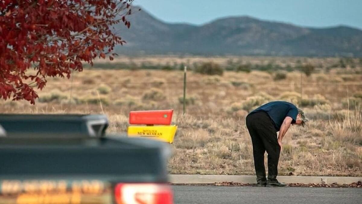 Alec Baldwin: había una bala real en la pistola que disparó durante la filmación, confirma sindicato