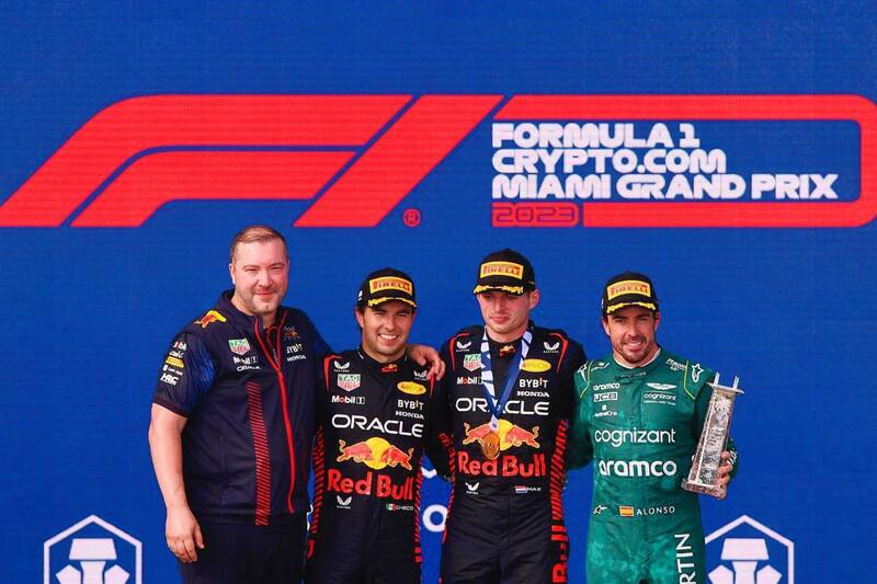 El podio del GP de Miami, con Checo Pérez, Max Verstappen y Fernando Alonso