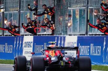 Alexander Albon ve su reflejo de 2020 en el presente de Checo Pérez