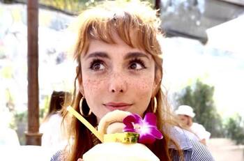 Sorprenden a Natalia Téllez con su primer baby shower en la playa