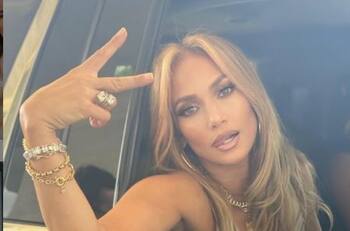 Jennifer Lopez revela su rutina de belleza para tener una piel radiante