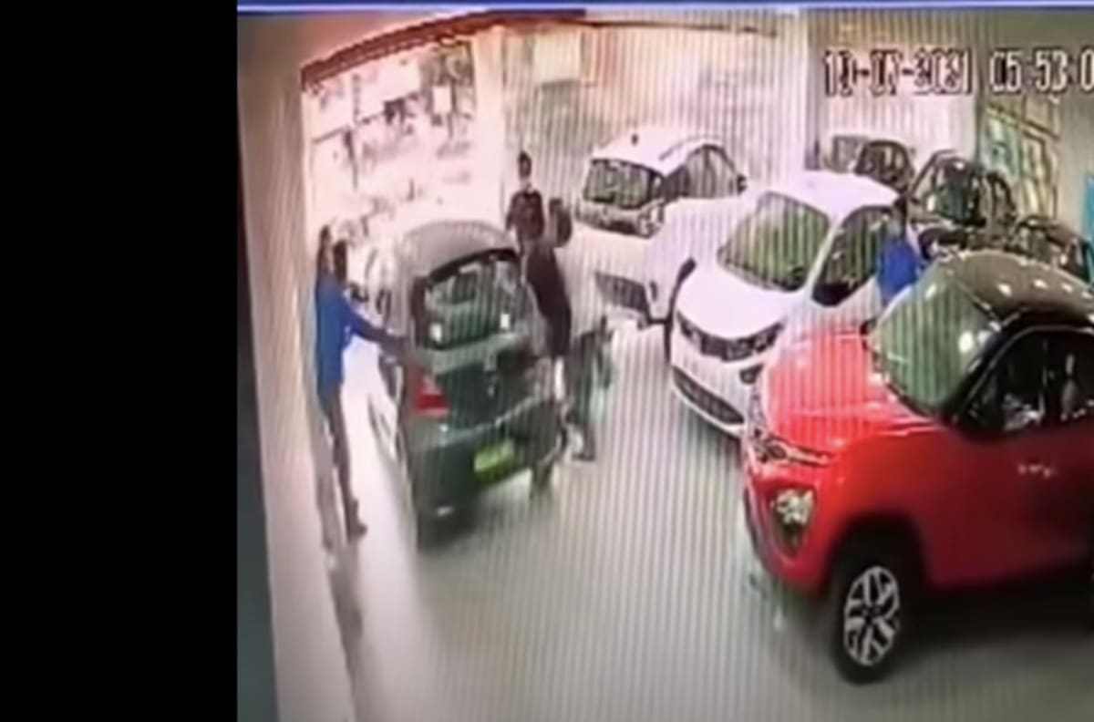 Video: Compra auto nuevo y lo destroza en segundos en la agencia