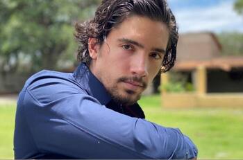 Alex Fernández presume a su hija en su primera salida al pediatra