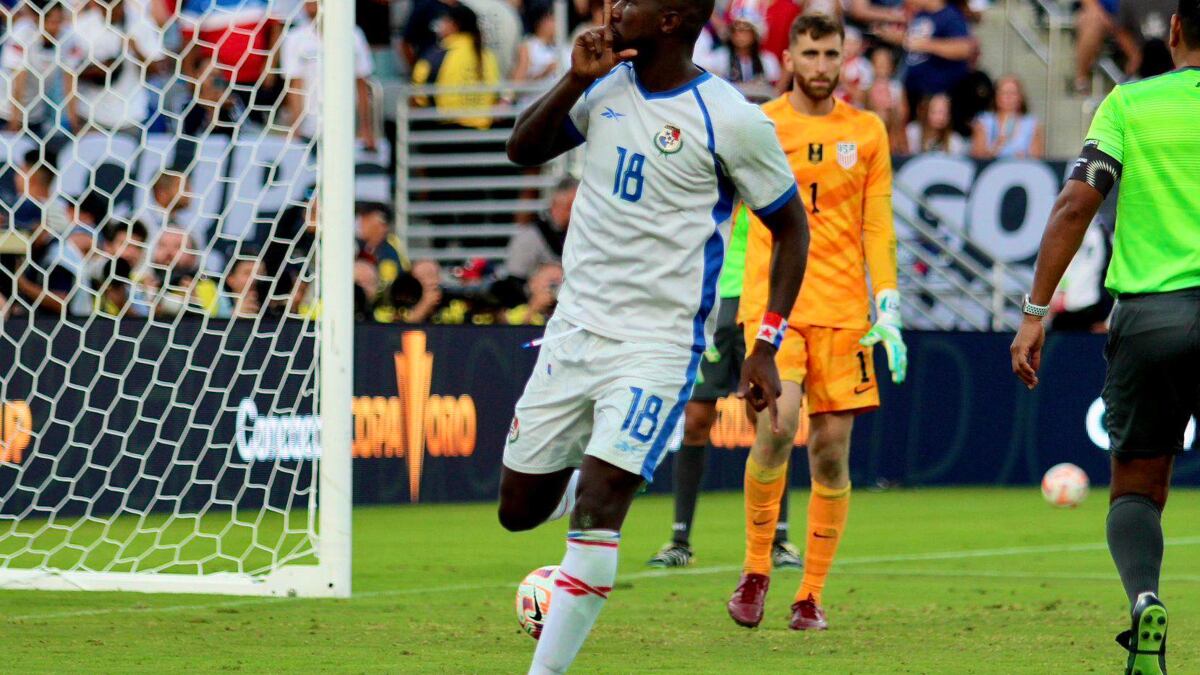 El futbolista panameño Cecilio Waterman haciendo callar a la afición de Estados Unidos en la semifinal de la Copa Oro 2023.