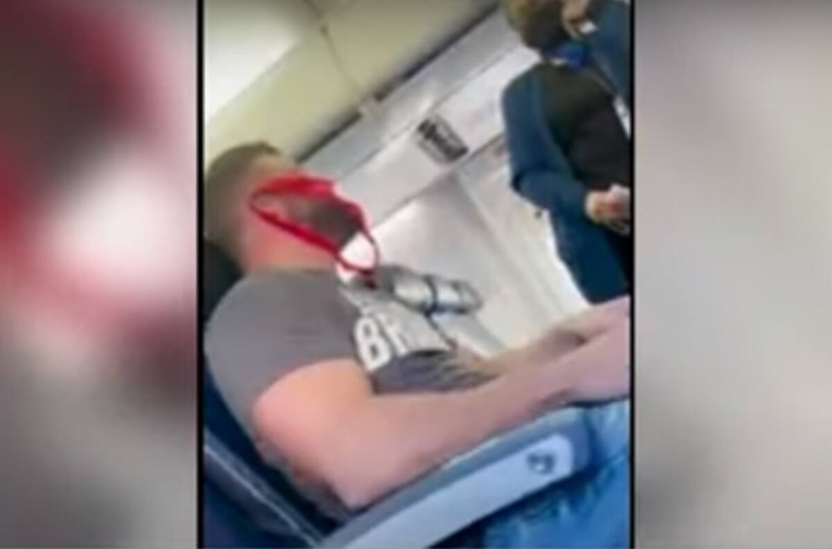 VIDEO: Bajan de un avión a pasajero que usaba un tanga como cubrebocas