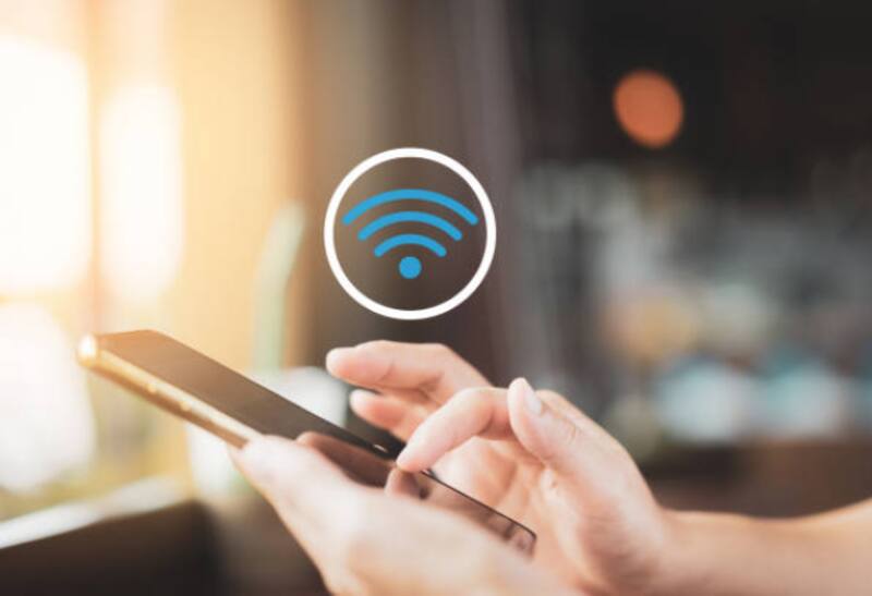 ¿Por qué es necesario apagar la conexión wifi del celular al salir?