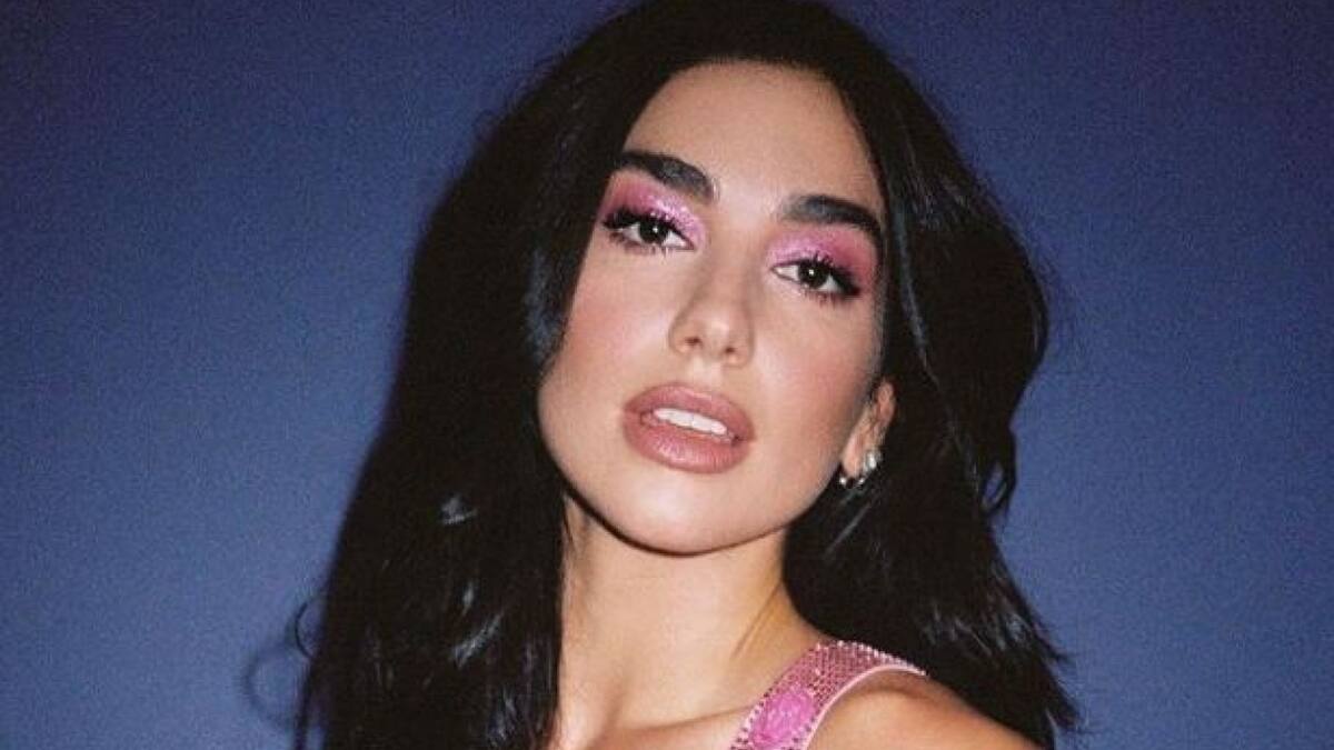 Dua Lipa enciende las redes en diminuto bikini