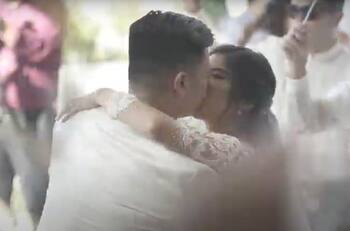 Video: Novios recién casados hicieron el ridículo cuando cayeron después de besarse