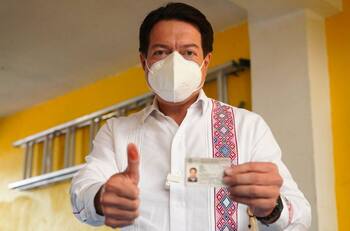 Mario Delgado ‘reprendió’ a su hijo por incitar el voto a “todo Morena” afuera de una casilla