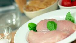 ¿Debo lavar mi pollo antes de cocinarlo? Esto dicen los expertos