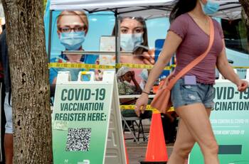 Muerte de 4 docentes por covid-19 alarma a Estados Unidos