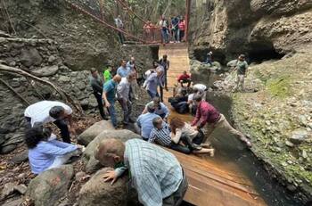 VIDEO | Cae puente colgante en Cuernavaca, se reportan varios heridos