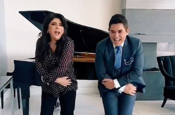 Victoria Ruffo armó coreografía de "La Chona" en TikTok junto a Ernesto Laguardia