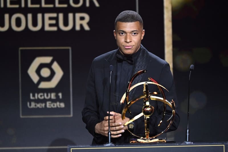 Kylian Mbappé tras recibir el premio al mejor jugador de la temporada en la Ligue 1.