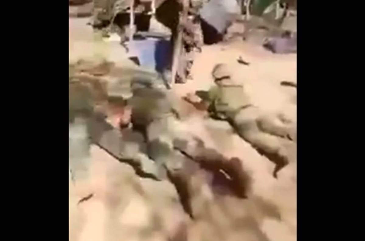 VIDEO VIRAL | Comparten cómo sicarios del Cártel de Sinaloa someten a supuestos elementos del Ejército mexicano