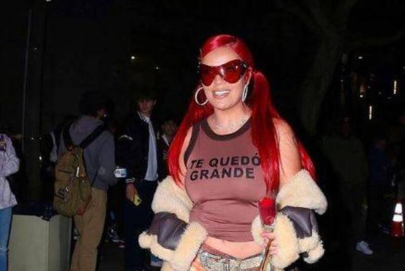 La colombiana avisó de la colaboración con Shakira al usar una playera que decía "Te quedo grande".