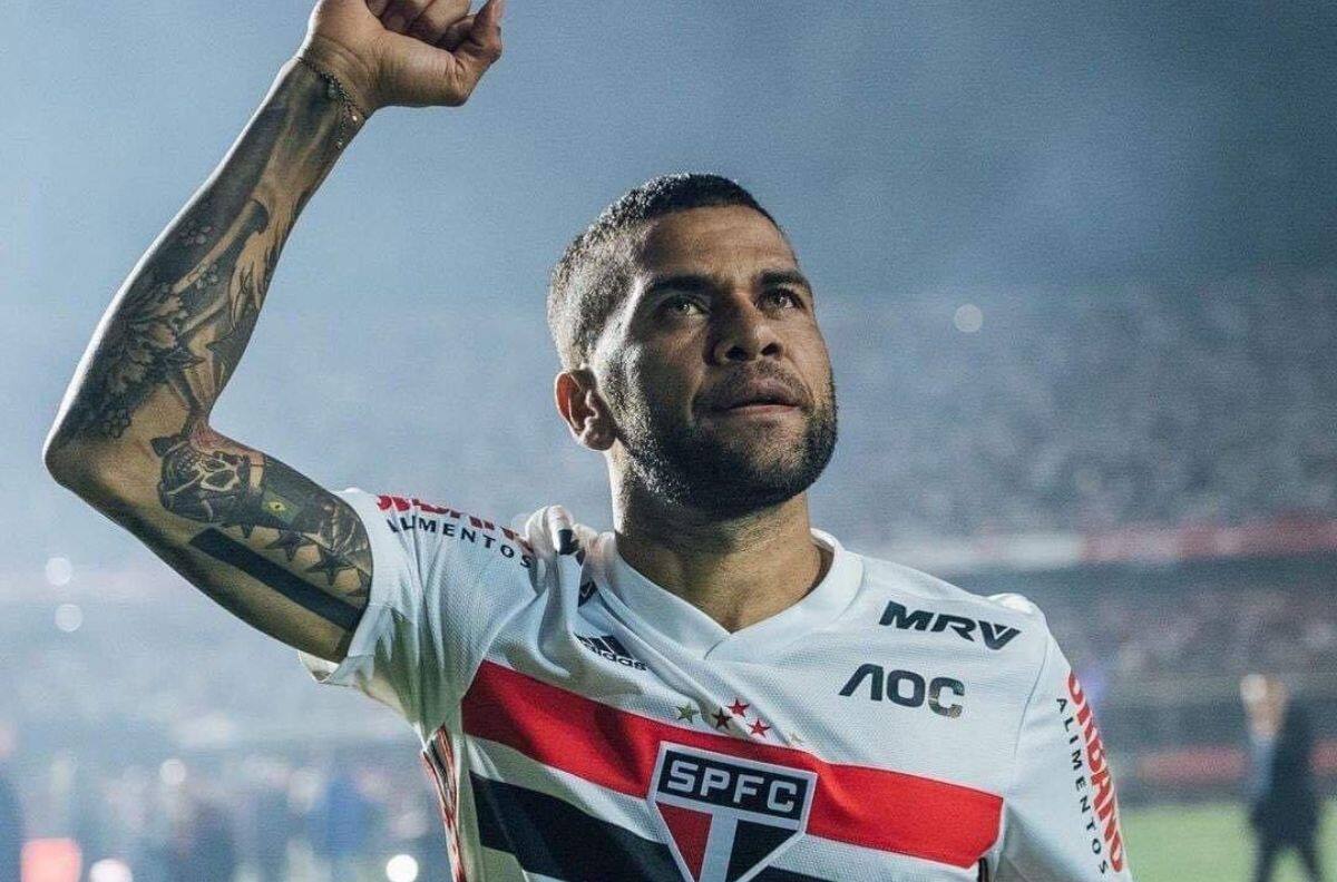 Leyenda brasileña arremetió contra Dani Alves: “En São Paulo no dejó una buena imagen”