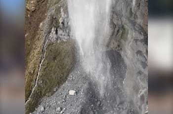VIDEO | ¿Cascada al revés?: fuertes vientos generan que agua “fluya a la inversa”