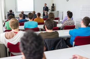 VIDEO| "La mujer es tonta si piensa que su esposo es fiel": ola de críticas a profesor ecuatoriano por dichos misóginos