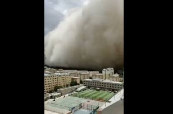 Video: ¿Se acerca el Apocalipsis? Tormenta de arena cubre ciudad ente