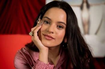 Rosalía impone moda con su manicura atrevida y exótica estilo manga japonés