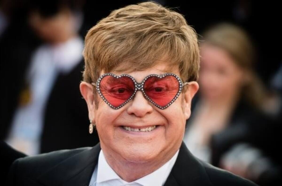 Elton John sorprende a comensales con "palomazo" en Cannes