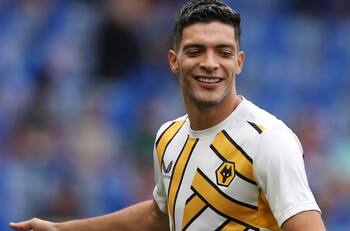 Raúl Jiménez fue titular en la derrota de los Wolves frente al Leicester