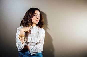 "Bailemos libres en un mundo que nos abrace y nos valore": Natalia Lafourcade lanza video clip de “Alfonsina y el mar"