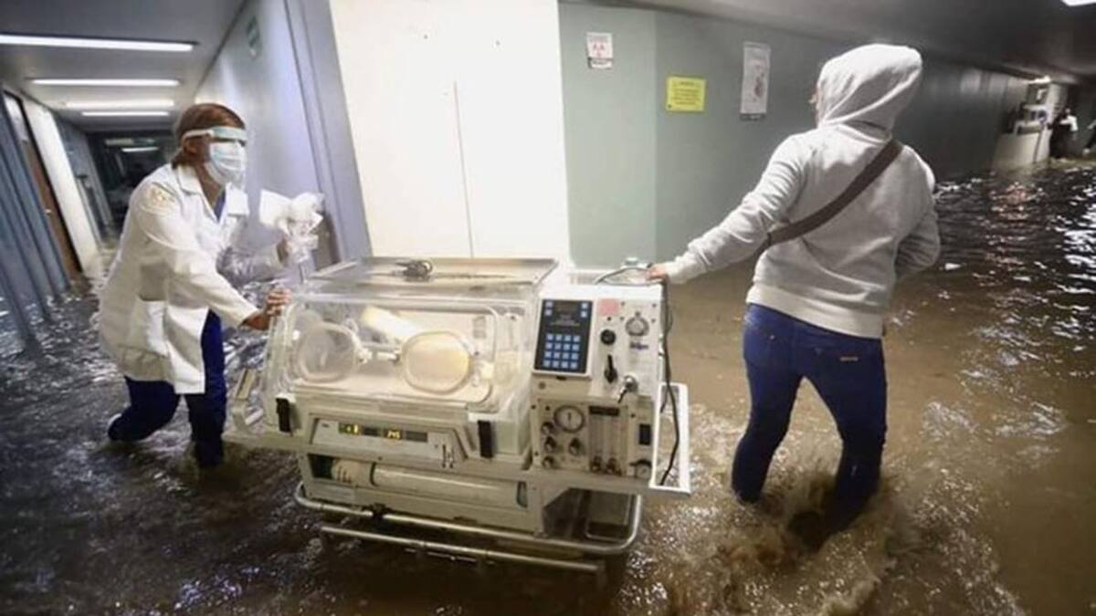 Debido a inundación, trasladan a 67 pacientes del Hospital de Atizapán