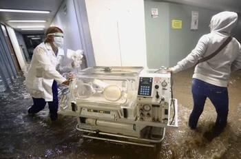 Debido a inundación, trasladan a 67 pacientes del Hospital de Atizapán