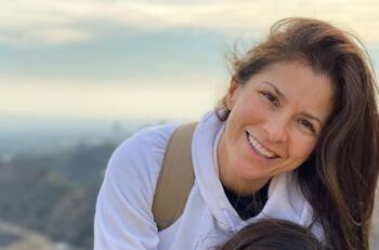 Aitana Derbez canta canción de Alessandra Rosaldo en Sentidos Opuestos