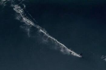 VIDEO | Imponen nuevo récord de la ola más grande jamás surfeada, medía más de 26 metros