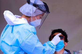 Detienen a enfermera que fingía vacunar contra covid-19 por más de 9 mil pesos