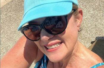 Erika Buenfil sorprende bailando en la alberca de un Club de Playa en Acapulco