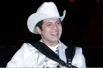 Remmy Valenzuela rompe el silencio tras la polémica y reaparece en redes sociales