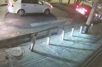 ¡Sorprendente! Joven sale disparada de su auto por no traer cinturón de seguridad (video)