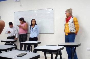 Estudiante de Perú acude vestido de payaso a su clase; no le dio tiempo de cambiarse