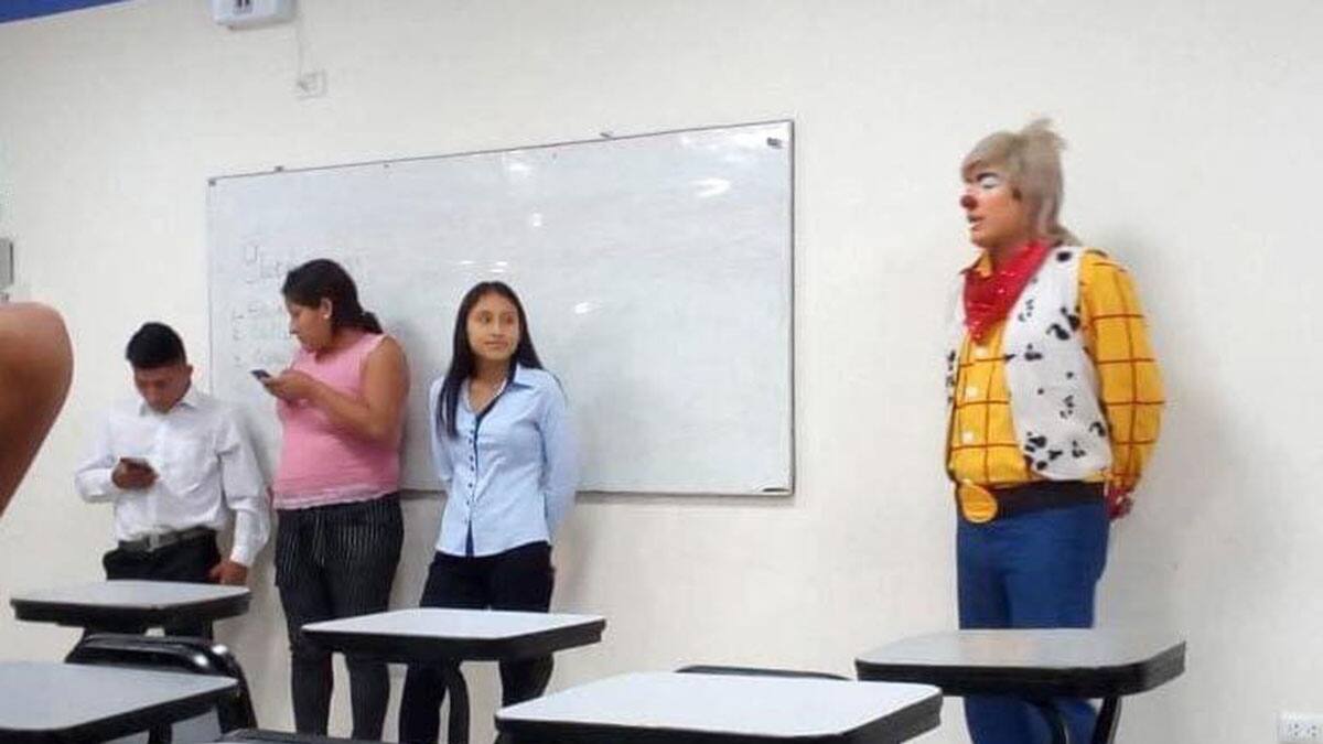 Estudiante de Perú acude vestido de payaso a su clase; no le dio tiempo de cambiarse