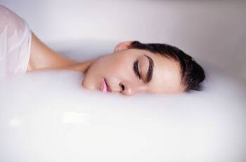 Rejuvenece y 5 beneficios más de la leche en la piel