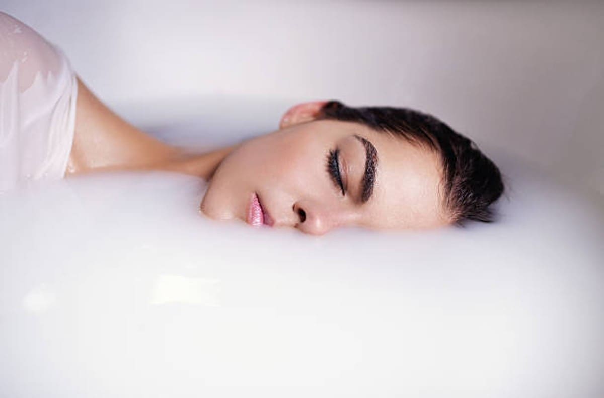 Rejuvenece y 5 beneficios más de la leche en la piel