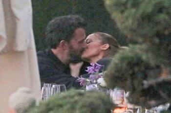 Jennifer Lopez y Ben Affleck son captados besándose en un restaurante de California