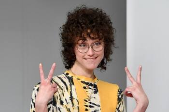 Ella Emhoff, hijastra de Kamala Harris, deslumbró como modelo en el New York Fashion Week