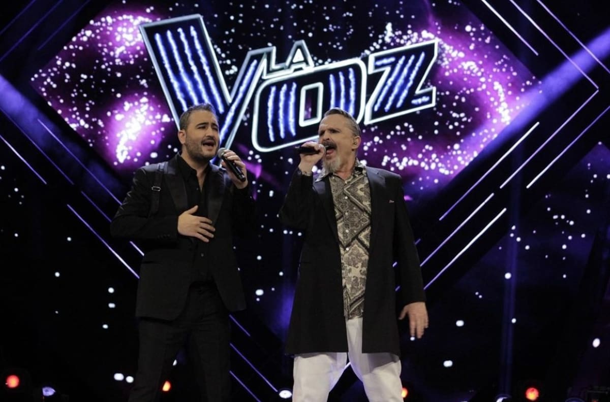 Miguel Bosé y Jesús Navarro cantan a dueto "Si tú no vuelves" en primera noche de batallas de "La voz"