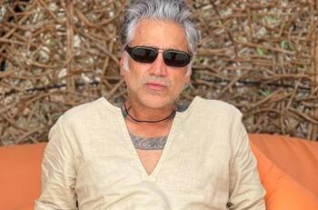 No les gusta la chamarra rosa y carísima de Alejandro Fernández: lo tunden en redes