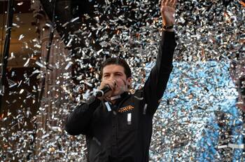 Samuel García: Circulan video en el que se le observa bebiendo alcohol