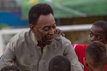 Pelé regresó a cuidados intensivos