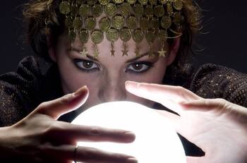 En Estados Unidos persona demanda a vidente por no quitarle maldición de una exnovia