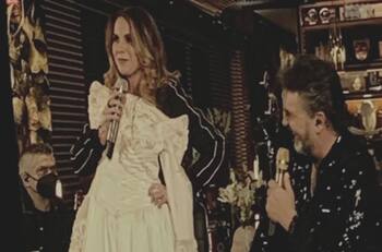 "Hay que subastarlo" Lucero mostró su vestido de novia en pleno concierto con Mijares