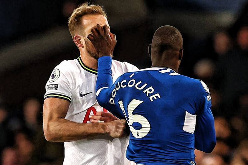 Harry Kane y Abdoulaye Doucouré se pelearon en pleno encuentro. Foto: @101greatgoals