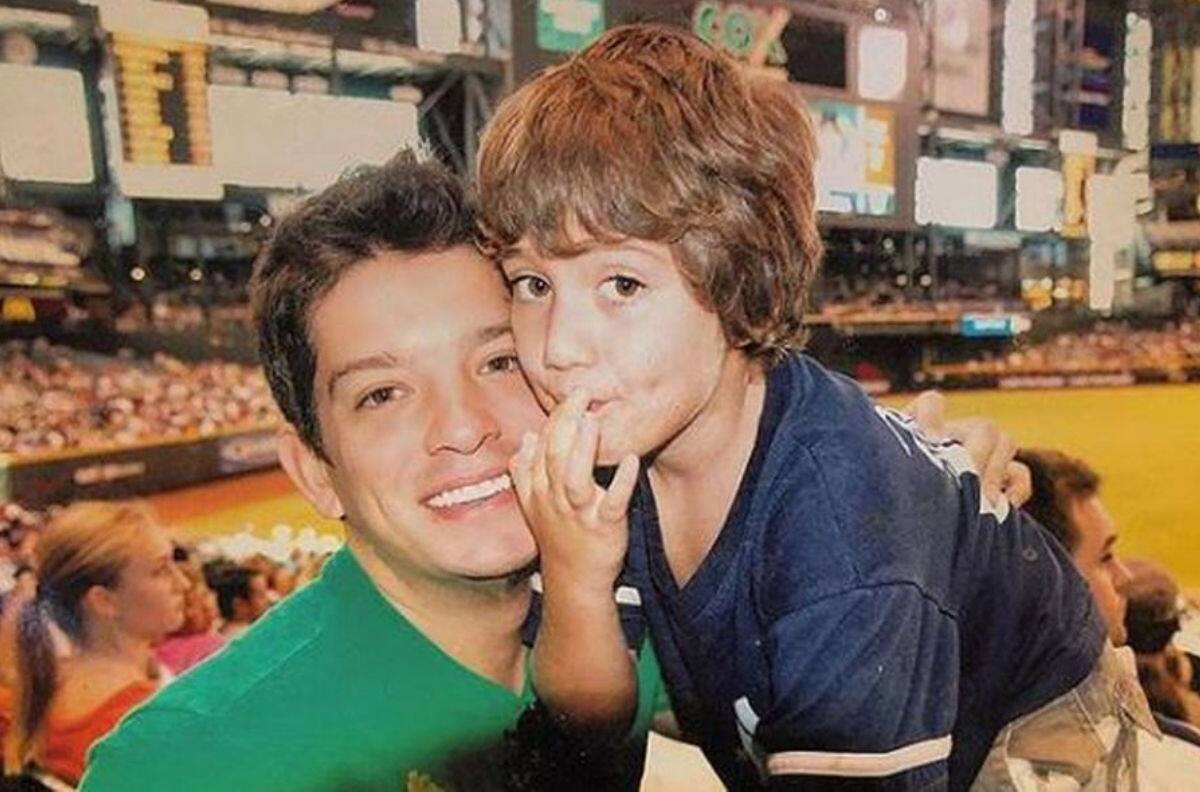 Hijo de Yahir le hace un llamado para que lo acepte con su nueva pareja